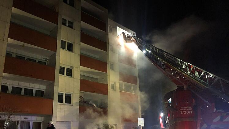 In Lichteneiche (Memmelsdorf) im Kreis Bamberg ist es am Dienstagabend zu einem Kellerbrand gekommen. Das Gebäude musste evakuiert werden. Foto: NEWS5/Merzbach