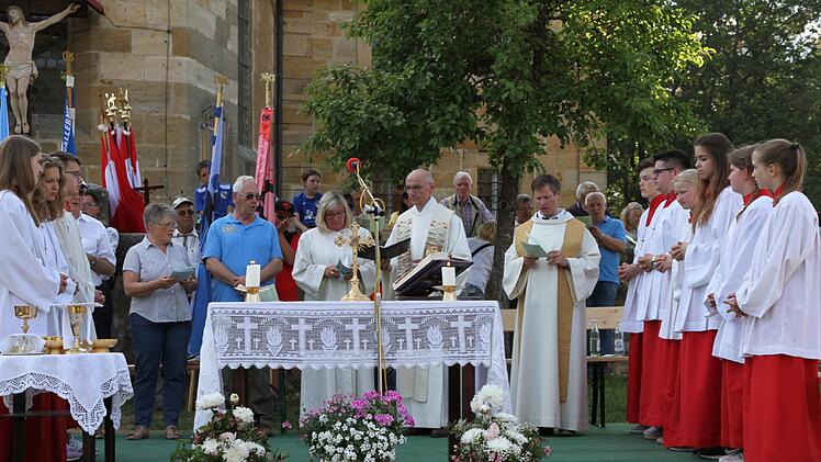 Der Gottesdienst vor der Kreuzbergkirche Foto: Mathias Erlwein