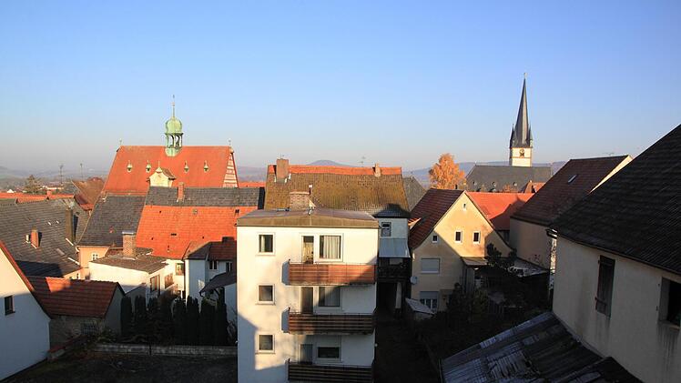 Bürgermeister Jürgen Kohmann gab einen Sachstandsbericht darüber, wie weit die Revitalisierung des Geländes der ehemaligen Brauerei "Zum Schwarzen Bären" fortgeschritten ist. Die Stadt hatte das rund 3000 Quadratmeter große Areal 2015 erworben. Archivfoto: Matthias Einwag