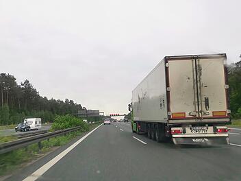 Lkw-Raser (23) fährt einem Polizeiauto zu dicht auf - Zwölf Verstöße in zwei Stunden festgestellt