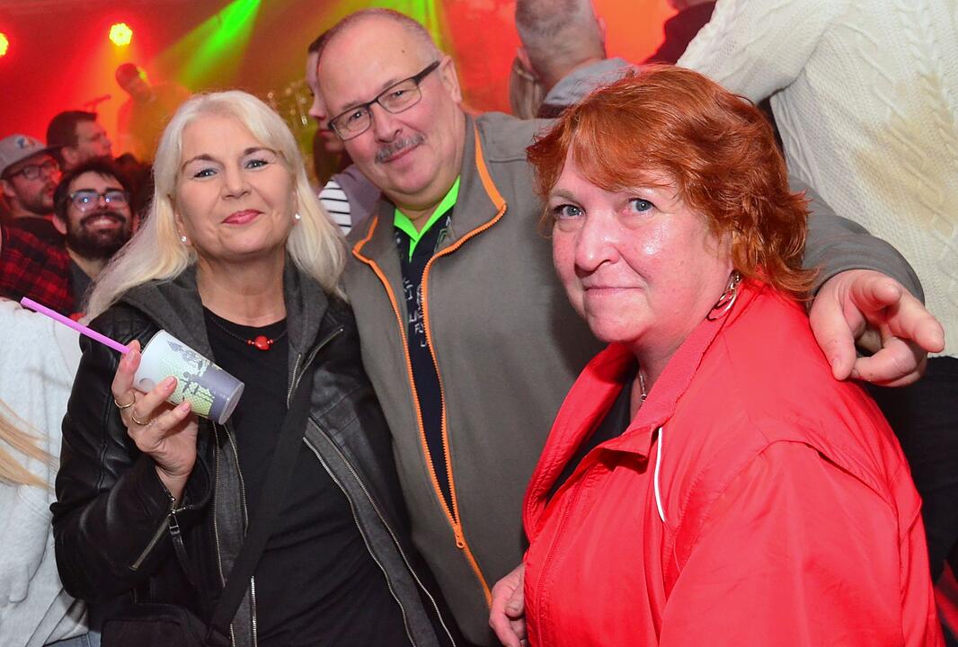 Aufstellen vom Kirchweihbaum & Party am Abend.