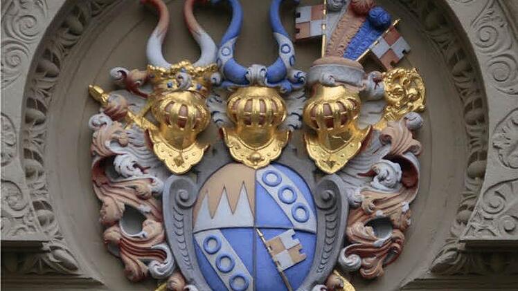 Das Wappen von Julius Echter von Mespelbrunn im Portal der Wallfahrtskirche. Foto: G. Bauer
