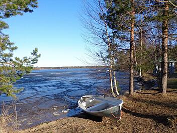 In Finnland wird es nur langsam warm, noch bedecken Eisplatten die vielen Seen.