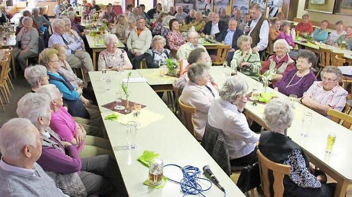 Peter Kirchner (stehend) stellte alle 24 Zeitzeugen (an den Tischen im Vordergrund) vor. Foto: Ralf Kestel