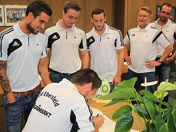 Ins goldene Buch der Gemeinde Ebensfeld trugen sich die Landesligisten des TSV ein. Foto: Matthias Einwag