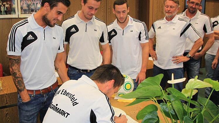 Ins goldene Buch der Gemeinde Ebensfeld trugen sich die Landesligisten des TSV ein. Foto: Matthias Einwag