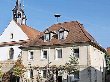 Das alte Schulhaus in Pinzberg könnte bald ein Haus für alle Bürger werden.  Foto: Franz Galster