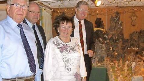 Neunkirchens Bürgermeister Heinz Richter (r.) und Vizelandrat Otto Siebenhaar (2. v.l .) besuchen Benno und Anna Fuchs.