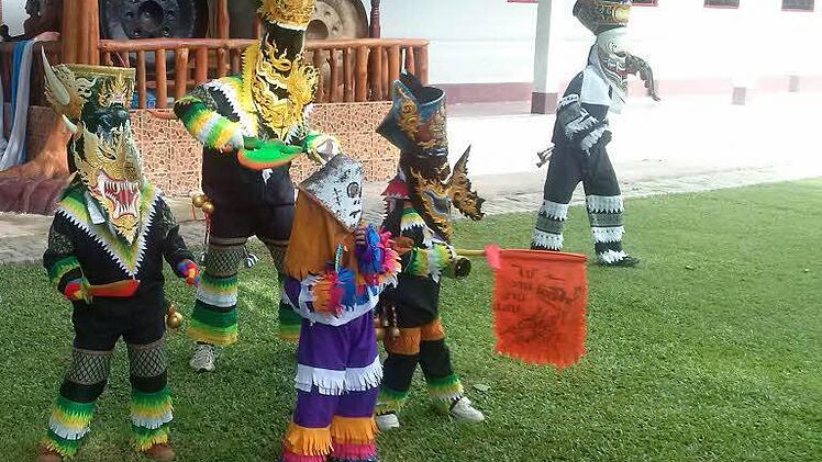 Phantasievolle Masken und Kostüme zum Phi Ta Khon Festival.  Fotos: Christian Kolb