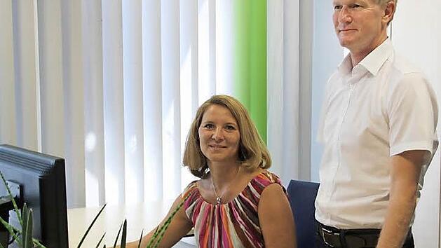 Verwaltungsmitarbeiterin Sandra Langguth mit "Zak"-Projektleiter Uwe Blos Fotos: Andreas Lösch