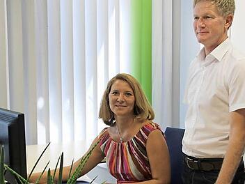 Verwaltungsmitarbeiterin Sandra Langguth mit "Zak"-Projektleiter Uwe Blos Fotos: Andreas L&ouml;sch