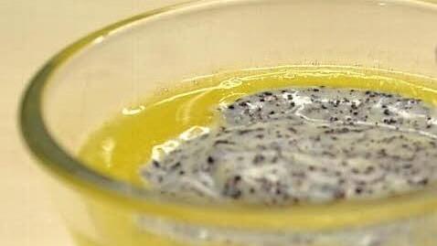Eine süße Sünde zum Abschluss der kulinarischen Reise: Prosecco-Frucht-Gelee mit Mohnsoße  Foto: Larissa Händel