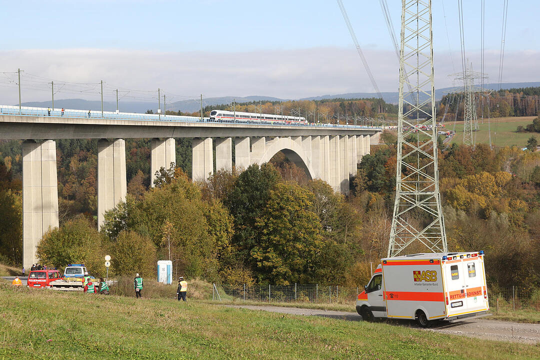 Coburg: Üben für den Ernstfall – Rettungskräfte und Statisten stellen ICE-Katastrophe nach