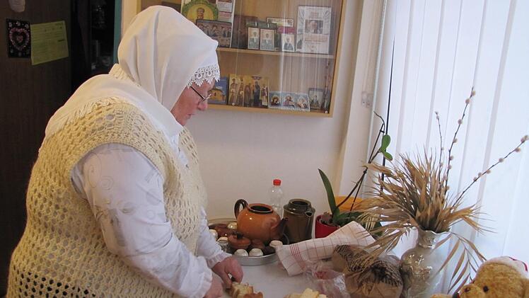 Valentina Sartison bereitet das spezielle Gebildbrot für die  Kommunion vor. In  orthodoxen Kirchen wird das Abendmahl in beiderlei  Gestalt gereicht.