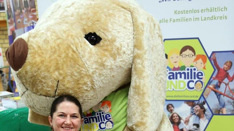 Schon lange wollte sich Nathalie Dikomey typisieren lassen, doch erschien ihr das kompliziert zu sein. In Seßlach stellte die Angestellte des Landratsamts jetzt fest: Drei Stäbchen, so einfach ist das. Foto: Bettina Knauth