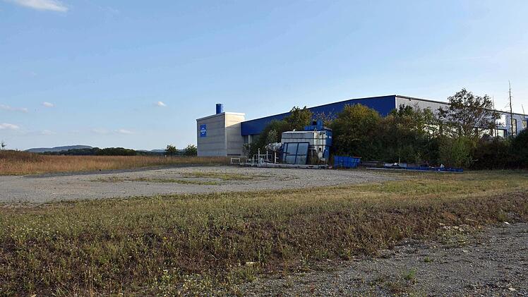 Für die Ansiedelung eines Unternehmens für Verkehrstechnik auf einem Grundstück neben der Firma Loacker Recycling GmbH (im Bild) wird die Gemeinde Wonfurt das Gewerbegebiet erweitern. Die Erschließungskosten sind laut Bürgermeister Baunacher mit 324 000 Euro veranschlagt. Foto: Ulrike Langer