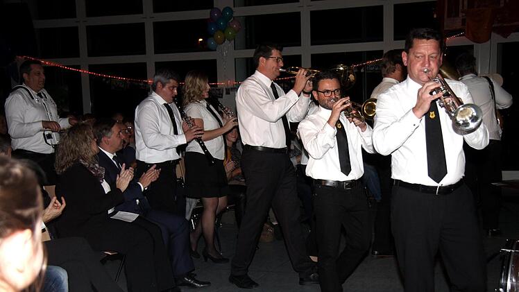 Die "Auferstandenen" ziehen ein.