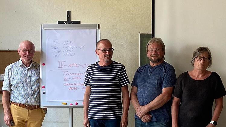 Bürgermeisterin Judith Dekant bedankte sich bei den drei neuen Archivpflegern für ihre Bereitschaft dieses Ehrenamt für die Gemeinde zu übernehmen. Foto: v.lks. Josef Iff, Walter Saal, Winfried Gessner, Ulrike Berninger  Foto: Philipp Bauernschubert