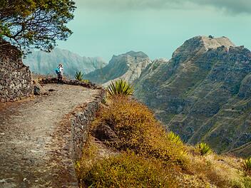 Santo Antao Insel Kap Verde. Touristin genießt die Aussicht auf das Caculi-Tal während einer Wanderung von Corda aus. Santo Antao Island Cape Verde. Female tourist enjoying view to Caculi valley on hike from Corda.