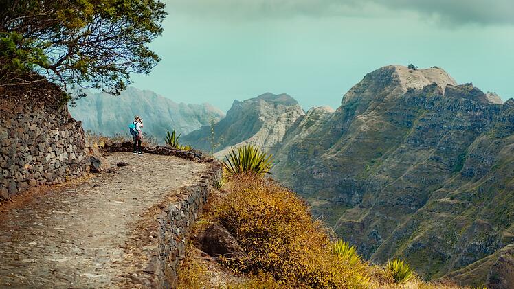 Santo Antao Insel Kap Verde. Touristin genießt die Aussicht auf das Caculi-Tal während einer Wanderung von Corda aus. Santo Antao Island Cape Verde. Female tourist enjoying view to Caculi valley on hike from Corda.