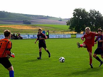 Marco Brandner (SG/FV Schwarzenau/Stadtschwarzach) wird von seinem Gegenspieler verfolgt und kann aber dennoch auf das Tor von Lukas Pfeiffer schießen. Foto: Krumpholz