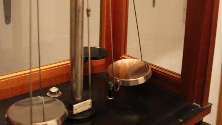 Mechanische Analysenwaage für Mengen von unter 0,1 Gramm. Foto: Katja Kölbl