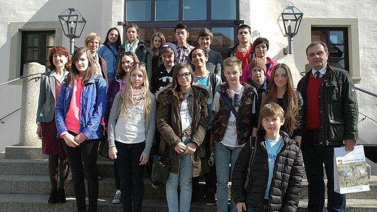 Oberregierungsrätin Carolin Mehringer-Räth (links) begrüßte die tschechische Schülergruppe am Dienstag im Landratsamt Haßberge. Unser Foto zeigt die jungen Gäste zusammen mit ihren Betreuungslehrerinnen und Oberstudiendirektor Klauspeter Schmidt (rechts). Begleitet werden die tschechischen Schüler von Petr Tlustý , Direktor der Partnerschule Brána jazyku, Deutschlehrerin Katerina Wolfová und Englischlehrerin Jana Machackova. Auf deutscher Seite betreuen Studienrat Karsten Meyer und Studienrät...