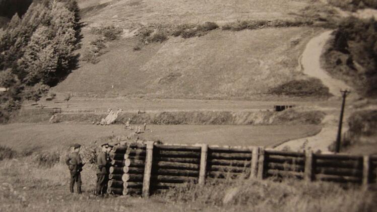 Die Straßen wurden durch Holzstämme verbarrikadiert.  Foto: Archiv Heinlein