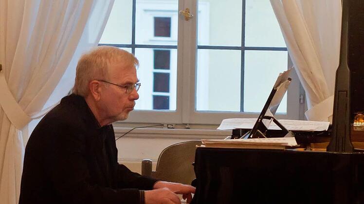 Wolfgang Müller-Steinbach spielte Draesekes Musik im "Haus des Gastes" in Bad Rodach.Foto: Jochen Berger