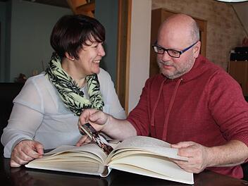 Sylke und Frank Schmauz sehen sich die Bilder in ihrem Hochzeitsfotoalbum an. Das deutsch-deutsche Ehepaar lernte sich im Sommer vor der Wende in Ungarn kennen und hielt trotz der Mauer an seiner Liebe fest. Schon ein dreiviertel Jahr nach dem Fall der Mauer konnten die beiden zusammenziehen.  Fotos: Friederike Stark