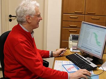 Engelbert Schröpfer schaut sich im Internet den aktuellen Pollenflug-Kalender an. Foto: Ronald Heck