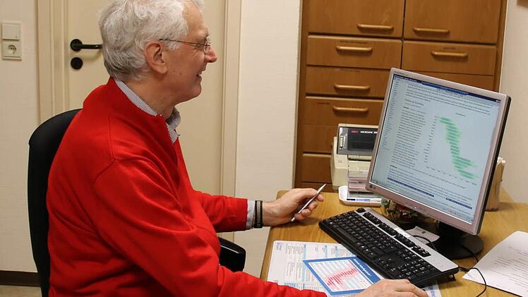 Engelbert Schröpfer schaut sich im Internet den aktuellen Pollenflug-Kalender an. Foto: Ronald Heck