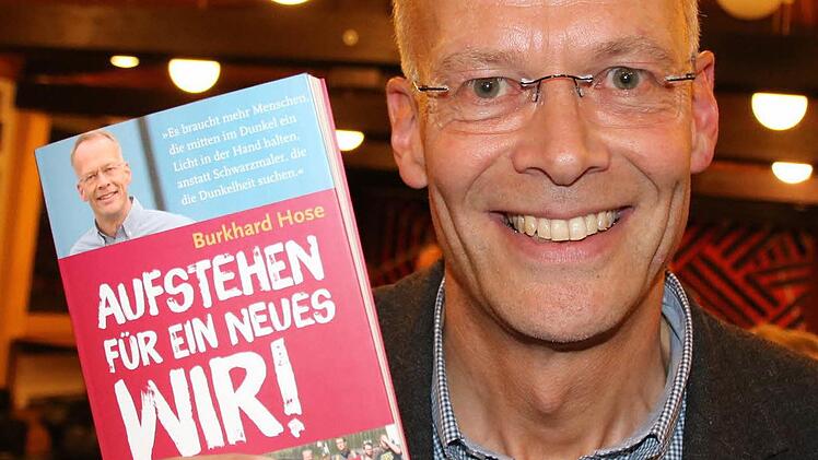 In seinem Buch "Aufstehen für ein neues Wir!" berichtet Burkhard Hose über seine Erfahrungen mit Migranten. Foto: Ralf Ruppert