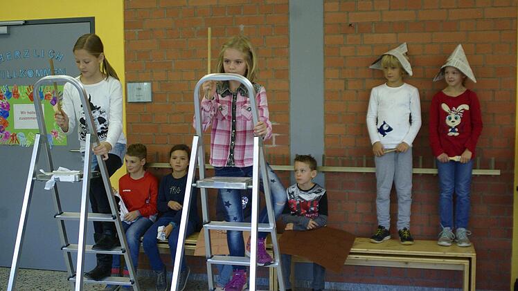 Schüler stellten bei ihrer Aufführung zur Einweihung optisch und musikalisch die Sanierungsarbeiten auf der Baustelle an der Fuchsstädter Grundschule nach.  Foto: Winfried Ehling