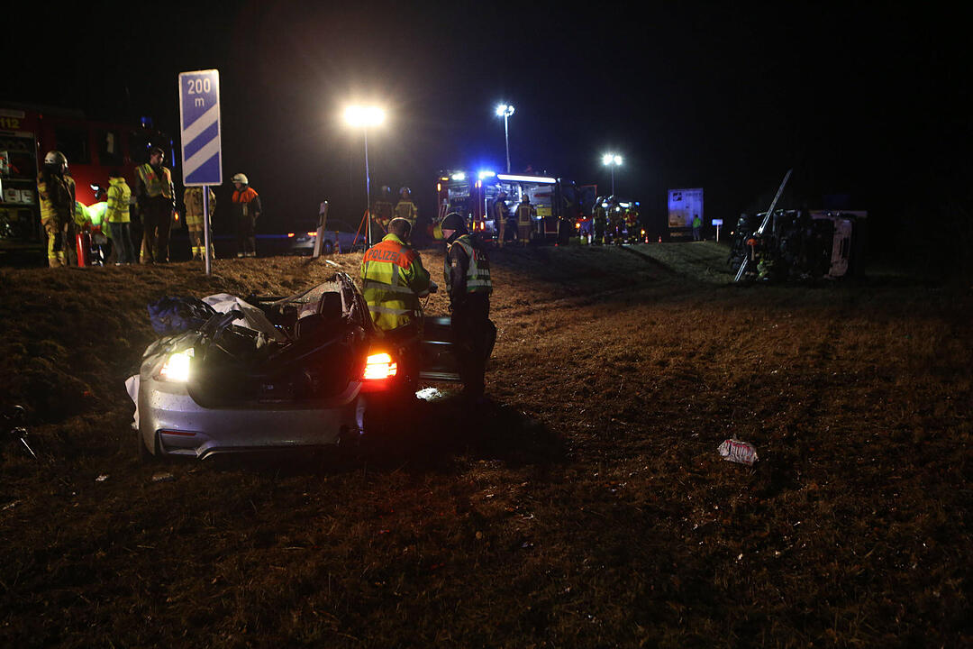 Ein Sportwagen ist auf der A3 kurz vor der Ausfahrt Nürnberg-Nord gegen einen Lkw geschleudert. Der Fahrer stirbt, ein Lkw-Fahrer wird verletzt.