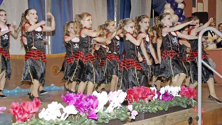 Seit heuer fliegt die Kindergarde "Blaue Funken" über die Ha-Ka-Ge-Bühne, hier beim Showtanz.
