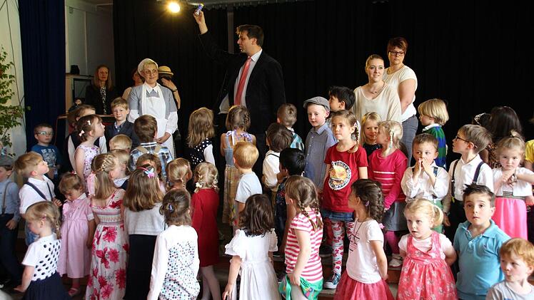 Dekan Stefan Kirchberger schenkte den Kindern Seifenblasen. Foto: Oliver Schmidt