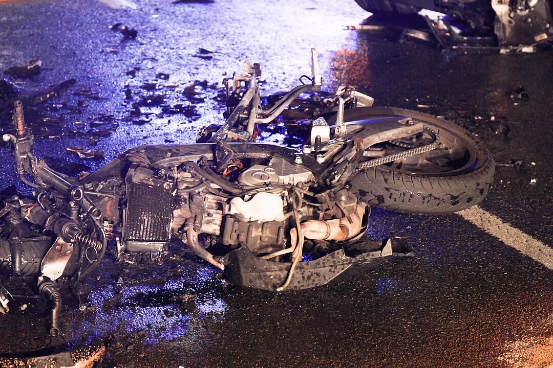 Nürnberg: Leichtkraftrad brennt nach Zusammenstoß