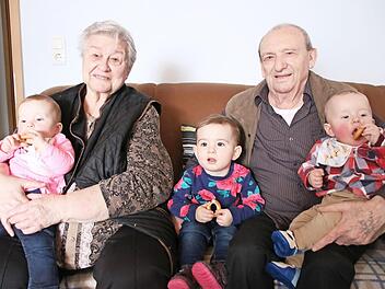 Das Jubelpaar Lidia und Josef Metz mit den drei Urenkeln Sophia, Melanie und Leon (von links) Foto: Jennifer Brechtelsbauer