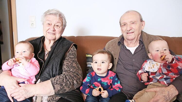 Das Jubelpaar Lidia und Josef Metz mit den drei Urenkeln Sophia, Melanie und Leon (von links) Foto: Jennifer Brechtelsbauer