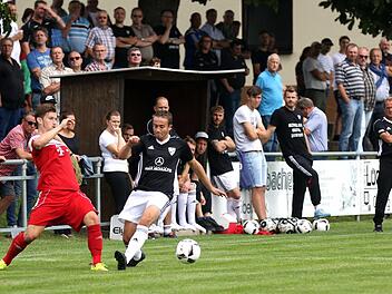 Im TSV-Dress und auf dem Platz, da fühlt sich Louis Kappenberger (weiße Hose) wohl, doch seit einigen Wochen steht er auch als kommissarischer Vorsitzender in der Pflicht. Der 23-Jährige muss ein Konzept erstellen mit dem sein Klub die Gegenwart meistert und die Zukunft optimistisch bestreiten kann. Das fällt ihm schwerer als die eine oder andere Grätsche in der Landesliga Nordost. Foto: CT-Archiv/Timo Geldner