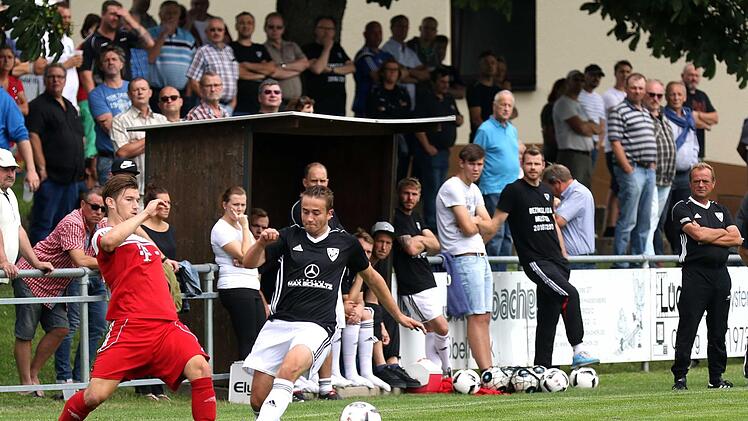 Im TSV-Dress und auf dem Platz, da fühlt sich Louis Kappenberger (weiße Hose) wohl, doch seit einigen Wochen steht er auch als kommissarischer Vorsitzender in der Pflicht. Der 23-Jährige muss ein Konzept erstellen mit dem sein Klub die Gegenwart meistert und die Zukunft optimistisch bestreiten kann. Das fällt ihm schwerer als die eine oder andere Grätsche in der Landesliga Nordost. Foto: CT-Archiv/Timo Geldner