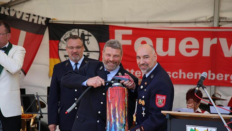 Von der Patenfeuerwehr Sulzthal erhielten die Euerdorfer einen zum Spendenbehälter umfunktionierten Feuerlöscher, in dem sich schon ein bisschen "Pulver" befand.Doris Bauer
