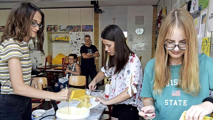 Katharina, Meliffa und Marie (von links) stellten köstliche Waffeln her. Foto: Andreas Welz