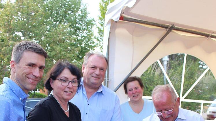 B&uuml;rgermeister Friedrich Gleitsmann zapft das Fass an.