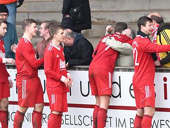 Die Lichtenfelser Mannschaft bedankt sich nach dem Spiel bei den treuesten Fans, den HPZ-Börschla. Mit einem Zuschauerschnitt von 260 in der vergangenen Saison waren die Vereinsverantwortlichen zufrieden.  Foto: Gunther Czepera