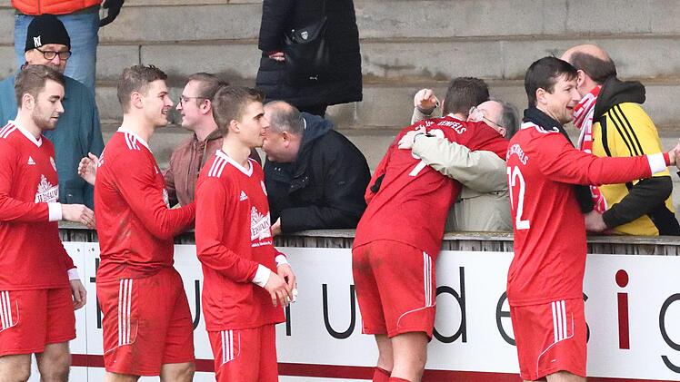 Die Lichtenfelser Mannschaft bedankt sich nach dem Spiel bei den treuesten Fans, den HPZ-Börschla. Mit einem Zuschauerschnitt von 260 in der vergangenen Saison waren die Vereinsverantwortlichen zufrieden.  Foto: Gunther Czepera