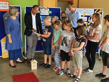Schulleiterin Barbara Groh-Eberle, Thorsten Glauber und Marcus Steuer in der Grundschule Foto: Franz Galster