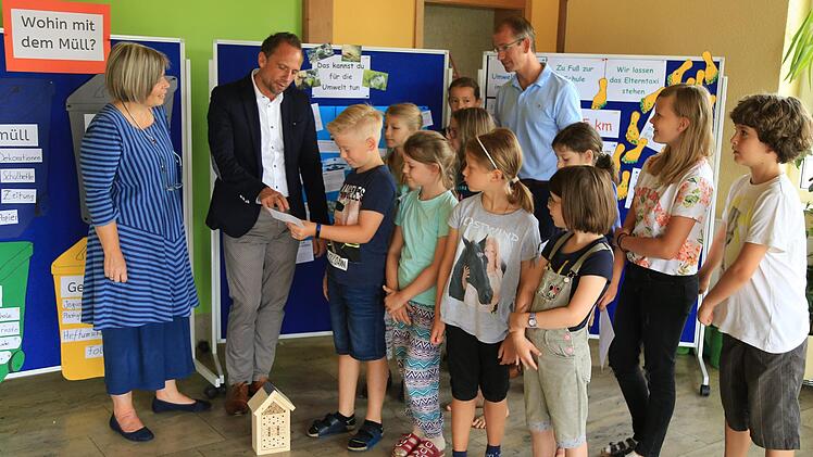 Schulleiterin Barbara Groh-Eberle, Thorsten Glauber und Marcus Steuer in der Grundschule Foto: Franz Galster
