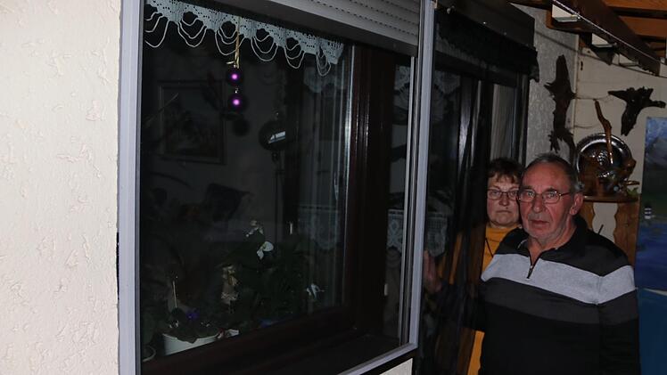 Franz und Anneliese Limpert zeigen das Fenster der Terrasse, welches die Täter aufgehebelt haben und so in ihr Haus zu nächtlicher Stunde eingedrungen sind.
